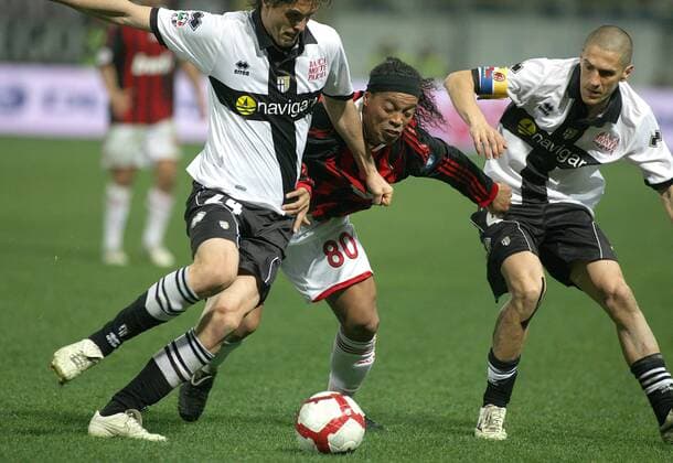 RONALDINHO (AC Milan, C.) MASSIMO PACI (L) und STEFANO MORRONE (beide Parma FC)