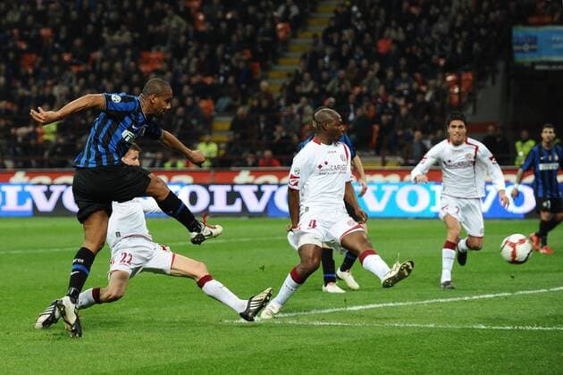 Inter Mailand (blau)-AS Livorno : Tor durch Maicon (li.) 