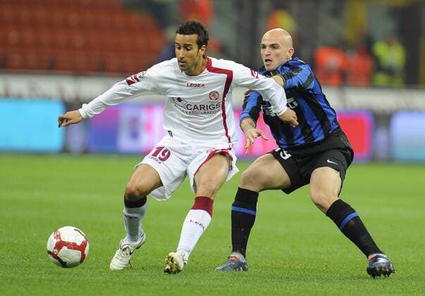 Davide Di Gennaro Livorno (L.) and Esteban Cambiasso Inter Mailand 24 3 2010 Stadio Giuseppe Meazza - Inter Mailand- AS Livorno (weiß) - BIBI