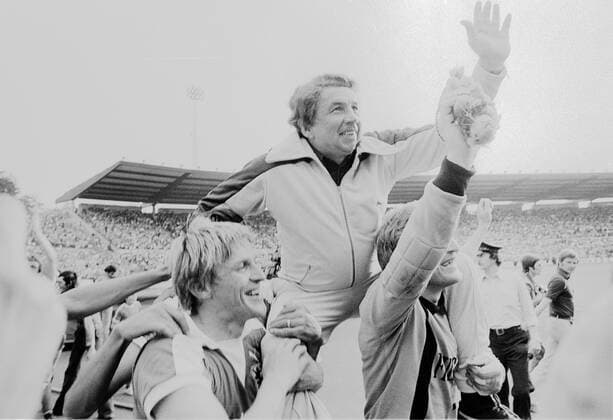 Fussball, 2. Bundesliga TSV 1860 Muenchen - Arminia Bielefeld 2:0 11.06.1977 Trainer Heinz LUCAS (1860) wird von Alfred KOHLHÄUFL (li.) und Torhüter Bernhard HARTMANN auf Schultern getragen o0 Freude Jubel 2. Liga Aufstieg Feier Aufstiegsfeier Aufsteiger 1976 o00 Relegation relegationsspiel Süd