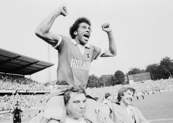 Fussball, 2. Bundesliga TSV 1860 Muenchen - Arminia Bielefeld 2:0 11.06.1977 Jimmy HARTWIG (1860) wird auf Schultern getragen. o0 Freude Jubel 2. Liga Aufstieg Feier Aufstiegsfeier Aufsteiger 1976 o00 Relegation relegationsspiel Süd
