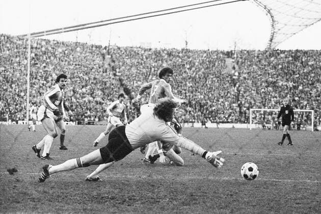 Fussball, 1. Bundesliga - FC Bayern Muenchen - TSV 1860 Muenchen 1:3 -12.11.1977 - Herbert SCHELLER (1860, Mitte, hi.) erzielt das Tor zum 1:1 gegen Torhueter Sepp MAIER (Bayerrn) o00 1978