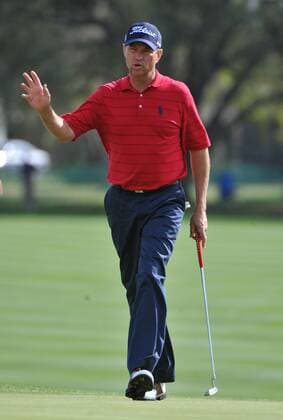 Davis Love III. (USA) acknowledges the gallery after sinking a putt on the 15th green during the second round of the Arnold Palmer Invitational at the Bay Hill Club and Lodge in Orlando, Florida on March 26, 2010.  ORL20100326306