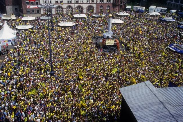BVB Fans bejubeln den Champions League Sieg 1996 1997 während des Empfangs auf dem Friedensplatz Fußball EC 1 Herren Champions League 1996 1997, Finale, Borussia Dortmund, Sieg, Sieger, Europapokalsieg, BVB, Totale Dortmund Masse, Freude,