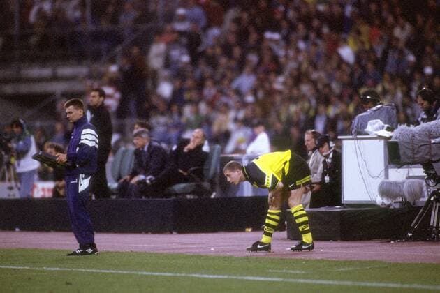 Lars Ricken (BVB) bereitet sich auf seine denkwürdige Einwechslung im Champions League Finale 1996 1997 vor Fußball EC 1 Herren Champions League 1996 1997, Finale, Borussia Dortmund, BVB Gruppe München