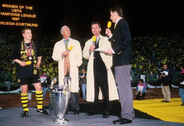 Lars Ricken (li.) und Trainer Ottmar Hitzfeld (2.v.re.) im Interview bei RTL Moderator Günther Jauch (re.) und Experte Franz Beckenbauer - Borussia Dortmund ist Champions League Sieger 1996 1997 Fußball EC 1 Herren Champions League 1996 1997, Finale, Borussia Dortmund, BVB, Sieg, Sieger, Europapokalsieg Gruppe München