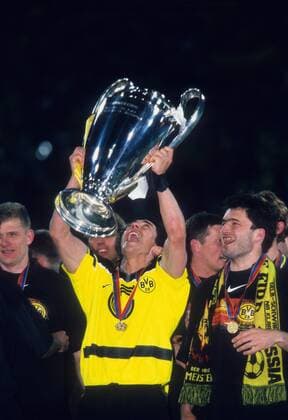 Paulo Sousa (Mitte) jubelt mit der Trophäe neben Stephane Chapuisat (re.) und Martin Kree (li., alle BVB) - Borussia Dortmund ist Champions League Sieger 1996 1997 Fußball EC 1 Herren Champions League 1996 1997, Finale, Borussia Dortmund, BVB, Sieg, Sieger, Europapokalsieg Gruppe München Freude,