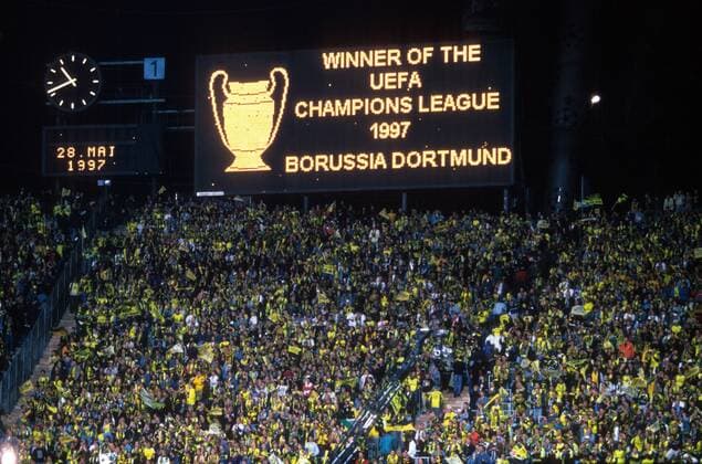 BVB Fans bejubeln den Champions League Sieg 1996 1997 unterhalb der Anzeigetafel im Münchner Olympiastadion Fußball EC 1 Herren Champions League 1996 1997, Finale, Borussia Dortmund, BVB, Sieg, Sieger, Europapokalsieg Totale München Freude,