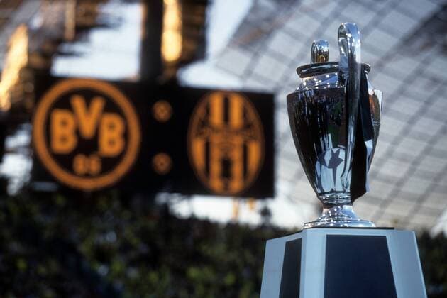 Trophäe steht während des Champions League Finales zwischen Borussia Dortmund und Juventus Turin bereit Fußball EC 1 Herren Champions League 1996 1997, Finale, Borussia Dortmund - Juventus Turin 3:1, BVB Einzelbild München