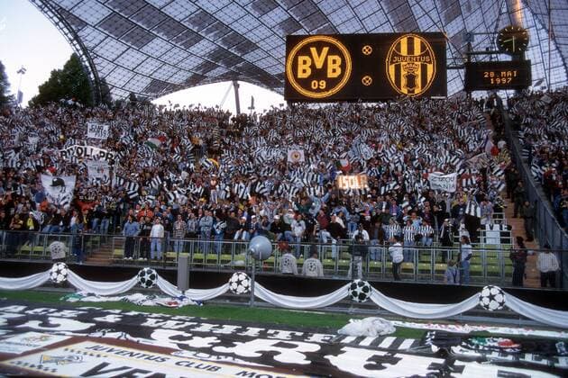 Juventus Turin Fans unterhalb der Anzeigetafel des Münchner Olympiastadion während des Champions League Finales gegen Borussia Dortmund Fußball EC 1 Herren Champions League 1996 1997, Finale, Borussia Dortmund - Juventus Turin 3:1, BVB Totale München