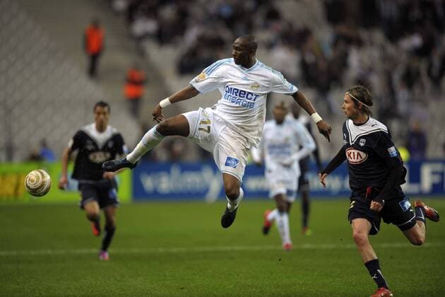FINALE COUPE DE LA LIGUE - - Girondins Bordeaux (schwarz) vs. Olympique Marseille (weiß) - - 27.03.2010 - Stephane M Bia (Marseille, L) und Jaroslva Plasil (Bordeaux) -  Mbia