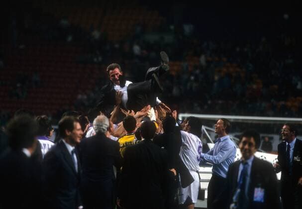 Trainer Jupp Heynckes (Real Madrid) wird nach dem Champions League Sieg 1997 1998 gefeiert Fußball EC 1 Herren Champions League Finale 1997 1998 Gruppe Amsterdam Freude, Begeisterung,