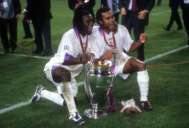 Clarence Seedorf (li.) und Christian Karembeu (beide Real Madrid) feiern den Sieg im Champions League Finale 1997 1998 Fußball EC 1 Herren Champions League Finale 1997 1998 Gruppe Amsterdam Freude, Begeisterung,