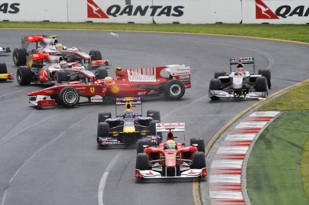 Startkollision zwischen Fernando ALONSO (Mitte),Ferrari und Michael SCHUMACHER (r.),MercedesGP Petronas,Start,Pulk,Unfall. Rennen,Formel 1 , GP von Australien in Melbourne, Albert Park am 28.03.2010 ,Motorsport. o0 Sponsor Wirtschaft Qantas