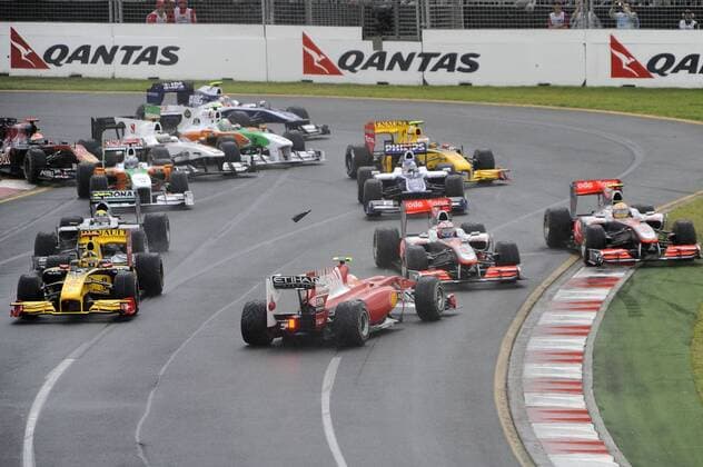 Startkollision ,Dreher von Fernando ALONSO (vorn Mitte),Ferrari,der entgegen der Fahrtrichtung steht. Start,Pulk,Unfall. Rennen,Formel 1 , GP von Australien in Melbourne, Albert Park am 28.03.2010 ,Motorsport. o0 Sponsor Wirtschaft Qantas