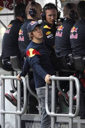 Sebastian VETTEL (GER),Red Bull Racing verfolgt das Rennen nach seinem Ausfall vom Kommandostand aus,Enttaeuschung,Frust,enttaeuscht,frustriert,niedergeschlagen, Rennen,Formel 1 , GP von Australien in Melbourne, Albert Park am 28.03.2010 ,Motorsport.