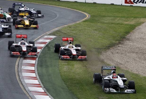 Motorsports Formula 1: World Championship 2010, GP of Australia, Start, Crash, 03 Michael Schumacher (GER, Mercedes GP Petronas, R), 02 Lewis Hamilton (GBR, Vodafone McLaren Mercedes, Mitte), 01 Jenson Button (GBR, Vodafone McLaren Mercedes), xHOCHxZWEIx