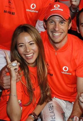 Motorsports Formula 1: World Championship 2010, GP of Australia, 01 Jenson Button (GBR, Vodafone McLaren Mercedes) and his girlfriend Jessica Michibata xHOCHxZWEIx o0 Partnerin, Frau, Freundin, Lebensgefährtin Familie privat
