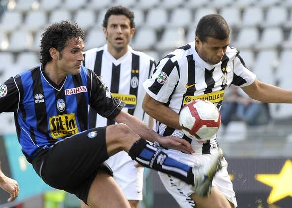 Felipe Melo (Juventus) - Nicola Amoruso (Atalanta) - Turin 28 03 2010 Stadio Olimpico Juventus Turin (Weiß) vs Atalanta Bergamo (Blau) - Serie A giorgioxperottino