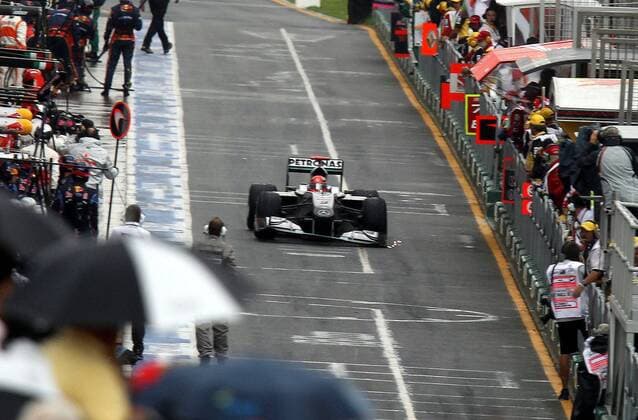 Defekt, Michael Schumacher, Mercedes GP PETRONAS Formel 1-Team, F1 GP Australien in Melbourne 28.03.10 o0 kaputt Frontflügel Boxengasse Totale