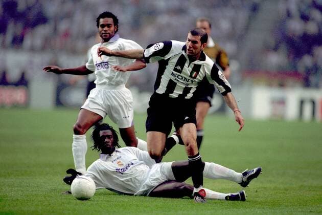 Zinedine Zidane (Juventus Turin, re.) vs Clarence Seedorf (Mitte) und Christian Karembeu (beide Real Madrid) Fußball EC 1 Herren Champions League 1997 1998 Finale Gruppe Amsterdam