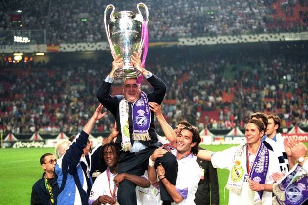 Präsident Lorenzo Sanz (Real Madrid) wird von seinen Spielern mit dem Pokal auf den Schultern getragen - Champions League Sieger 1998 Fußball EC 1 Herren Champions League 1997 1998 Finale Gruppe Amsterdam