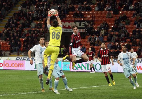 Gianmarco Zigoni (AC Milan, re.) - Torwart Fernando Muslera (Lazio Rom) o0 Abwehr