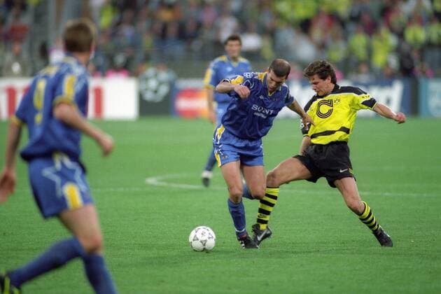 Andreas Möller (BVB, re.) gegen Zinedine Zidane (Juventus Turin) Fußball EC 1 Herren Champions League Finale 1996 1997, Borussia Dortmund - Juventus Turin 3:1, BVB Gruppe München Dynamik,