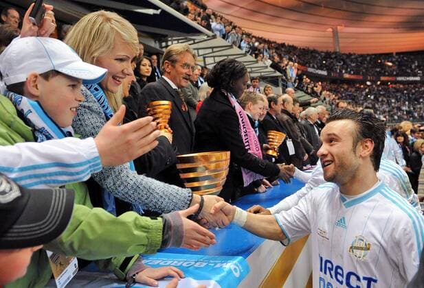 Eignerin Margarita Louis Dreyfus (L) mit Mathieu Valbuena (R)- Jubel von Olympique Marseille - Mitte: LFP Präsident Frederic Thiriez und re.: Sport Staatssekretärin Rama Yade (FRA) - JeanBIBARDxFEP  o0 Funktionär o0 Siegerehrung people Politik o0 Ligapokalsieger Ligapokalsieg o0 Jubel Freude Wirtschaft