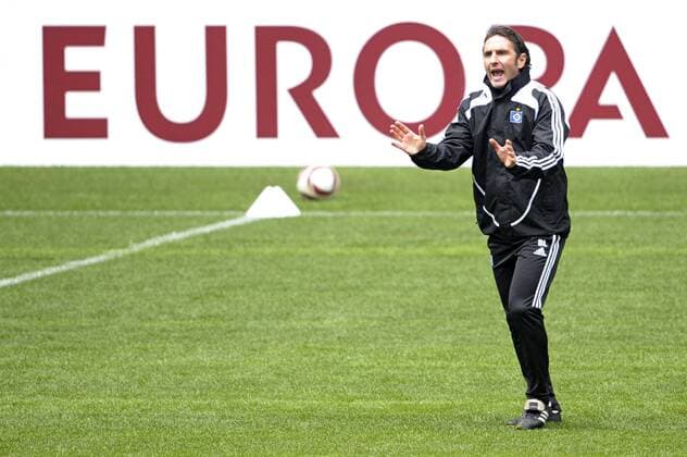 Fussball, 1 Bundesliga, Hamburger SV,Training,31.03.2010 HSV Trainer Bruno Labbadia o0 Europa EC 3 Europaleague Europaliga Schriftzug