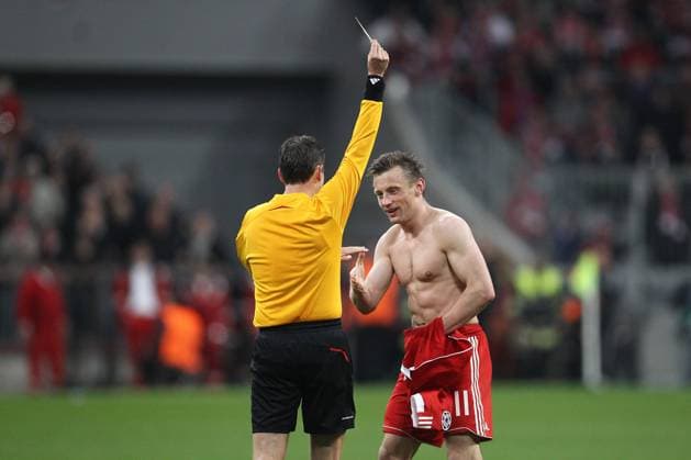 Ivica Olic, München, bekommt wegen Trikotausziehens die Gelbe Karte von Schiedsrichter Frank De Bleeckere (BEL) im Champions-League-Hinspiel FC Bayern München (rot) - Manchester United (weiß) in München (2:1); 30 03 2010 - o0 nackt Jubel Freude o00 Trikot ausziehen Harmonie kurios