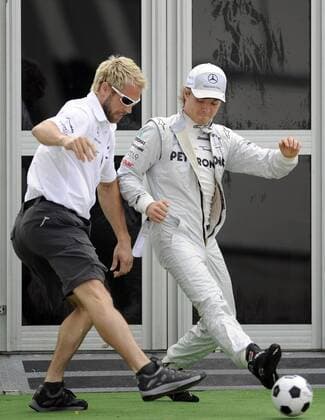 Nico ROSBERG (GER) Mercedes GP Petronas spielt mit seinem Physiotherapeuten vor dem ersten Training Fussball. - 1.Training, Formel 1 , GP von Malaysia, 02.04.2010 o0 Betreuer