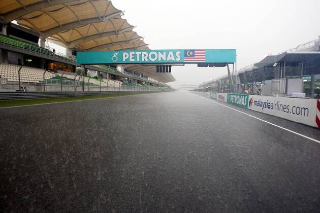 Regen auf der Rennstrecke - Malaysia, Sepang, 02.04.10 o0 Witterung Sponsor, Werbepartner, Werbung, Wirtschaft, Petronas