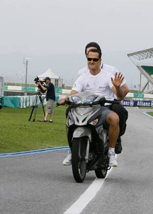 Michael Schumacher, Mercedes GP PETRONAS, mit Motorroller - Malaysia, Sepang, 02.04.10
