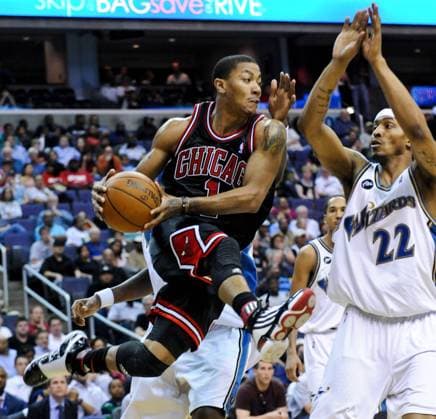 Chicago Bulls Derrick Rose (1) looks to pass the ball by Washington Wizards James Singleton (22) during the third quarter at the Verizon Center in Washington on April 2, 2010.  WAP20100402718 o00 Aufmacher