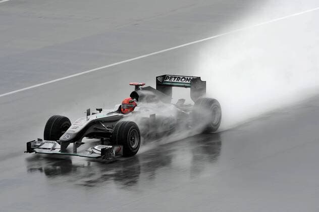 Michael SCHUMACHER (GER),Mercedes GP, . Qualifying,Formel 1 ,GP von Malaysia ,Sepang Circuit,Kuala Lumpur am 03.04.2010. o0 Wasser Wasserspritzer Regen Regenrennen