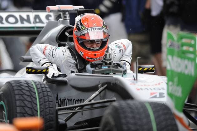Michael SCHUMACHER (GER),Mercedes GP,steigt aus seinem Rennwagen. Qualifying,Formel 1 ,GP von Malaysia ,Sepang Circuit,Kuala Lumpur am 03.04.2010.