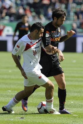 Bari 03.04.2010, AS Bari - AS Rom: Mirko Vucinic (Rom, re.) gegen Nicola Belmonte (Bari) 