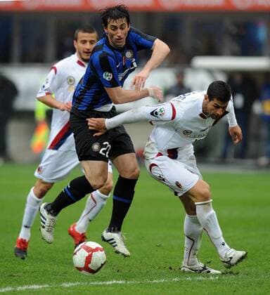 Diego MILITO (Inter), Miguel BRITOS (Bologna) - 03.04.2010, Inter Mailand (blau) vs. FC Bologna (weiß) - NicoloXZangirolami