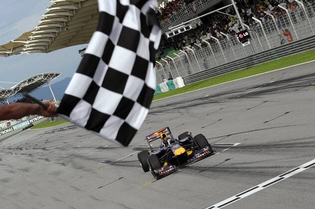 Sebastian VETTEL (GER), Red Bull Racing , fährt als erster über die Ziellinie - Rennen, Formel 1, GP von Malaysia, Sepang, 04.04.2010 o0 Zielflagge Ziel Fahne Objekte Sieg, Sieger,