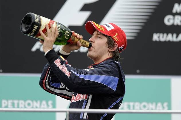 Sieger Sebastian VETTEL (GER), Red Bull Racing, nimmt einen kräftigen Schluck Champagner - Rennen, Formel 1, GP von Malaysia, Sepang, 04.04.2010 o0 Sieg, Sieger, Siegerehrung