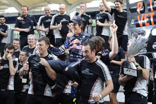 Sebastian VETTEL (GER, Mitte), Red Bull Racing, gewinnt den GP von Malaysia , Sepang Circuit, Kuala Lumpur am 04.04.2010 o0 Freude Jubel Sieg Mechaniker, Techniker, Crew