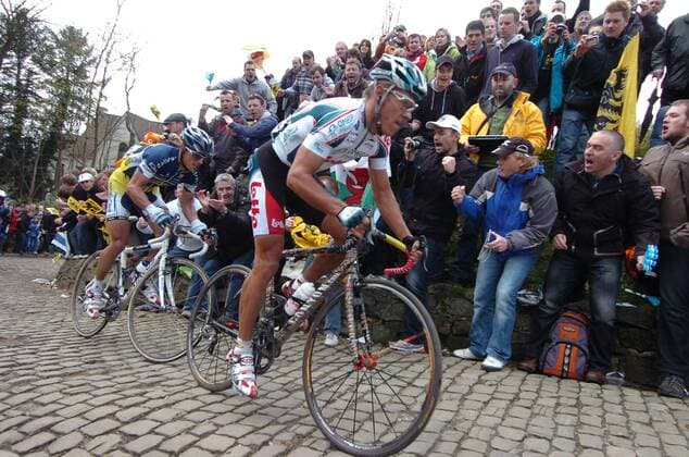 2010, Tour des Flandres, Philippe Gilbert (Omega Pharma - Lotto) vor Björn Leukemans (Vacansoleil), Muro di Grammont  o00 Muro di Grammont Muur van Geraardsbergen Mauer Anstieg Zielanstieg Fan Zuschauer