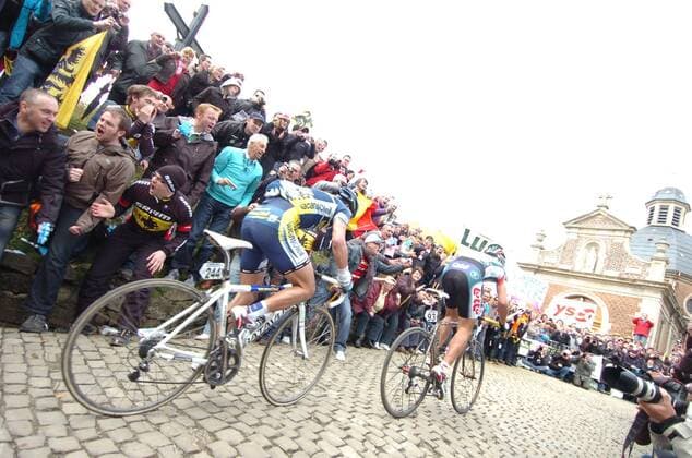 2010, Tour des Flandres, Philippe Gilbert (Omega Pharma - Lotto, R) vor Björn Leukemans (Vacansoleil), Muro di Grammont  o00 Muro di Grammont Muur van Geraardsbergen Mauer Anstieg Zielanstieg Fan Zuschauer