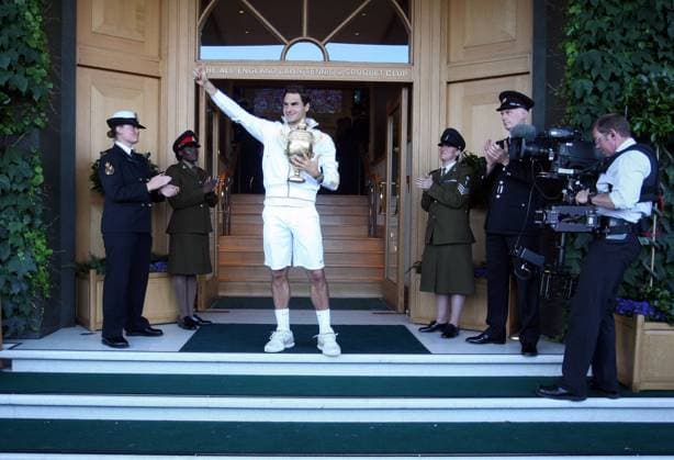 Roger Federer (SUI) celebrates his Wimbledon final win by showing off the trophy to the fans gathered outside. Wimbledon Tennis Day 13. London. 05.07.09 o0 Sieg Objekte Trophäe Pokal Freude Kamera Kameramann