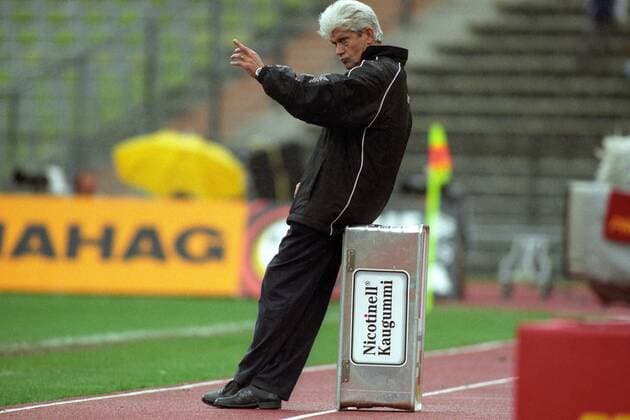 Trainer Werner Lorant (1860) auf Nicotinell Kaugummi Box - DEUTSCHSPRACHIGE SPORTZEITSCHRIFTEN UND -ZEITUNGEN NUR NACH RÜCKSPRACHE Fußball 1. BL Herren Saison 1999 2000, TSV 1860 München Einzelbild München