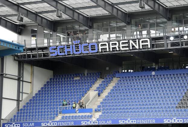 Fußball, Stadiongeschichte Arminia Bielefeld 04.04.2010,Fussball, 2.Bundesliga, Saison 2009 2010, 29. Spieltag DSC ARMINIA BIELEFELD - FSV FRANKFURT 2-1 Leere Osttribüne während des Spieles, Schüco-Arena o0 Zuschauermangel mangelndes Zuschauerinteresse Stadion