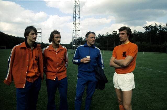 Johan Cruijff, Johan Neeskens, Nationaltrainer Rinus Michels, Ruud Krol (v.li., alle Niederlande) - 1973 1974 xVIxFransxHemelrijkxIVx 109763 o0 Trainer