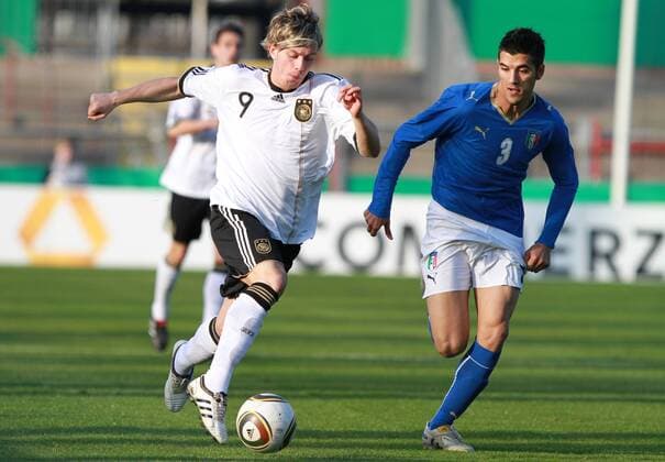 Fussball , U20 Länderspiel , Deutschland - Italien Hamburg , 070410 , Fussball , U20 Länderspiel Deutschland - Italien Carseten KAMMLOTT (Deutschland l.) gegen salvatore D ELIA (Italien)