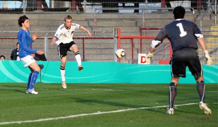 Fussball , U20 Länderspiel , Deutschland - Italien Hamburg , 070410 , Fussball , U20 Länderspiel Deutschland - Italien Torj durch Maximilian BEISTER (Deutschland Mitte) - Tor zum 3:0